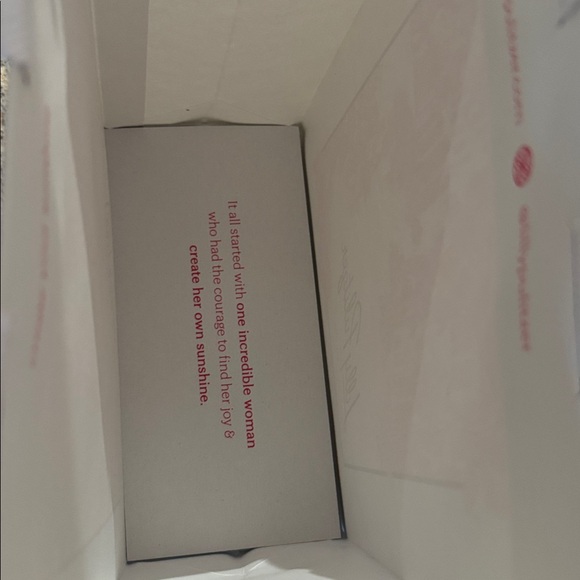 Lilly Pulitzer gift shopping bag. No defects. Used 1x to bring home purchase. - Picture 4 of 8